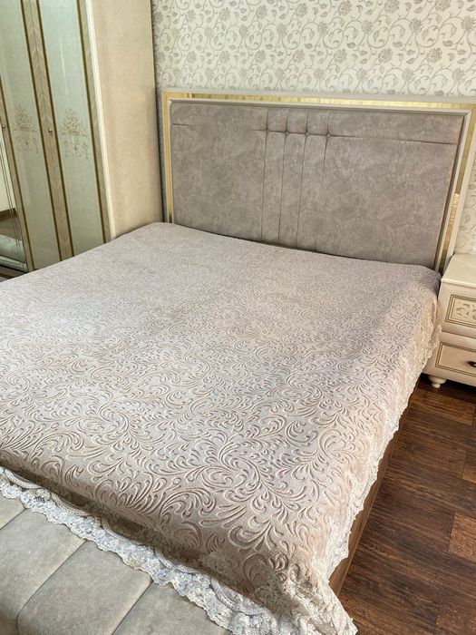 Двуспальная кровать