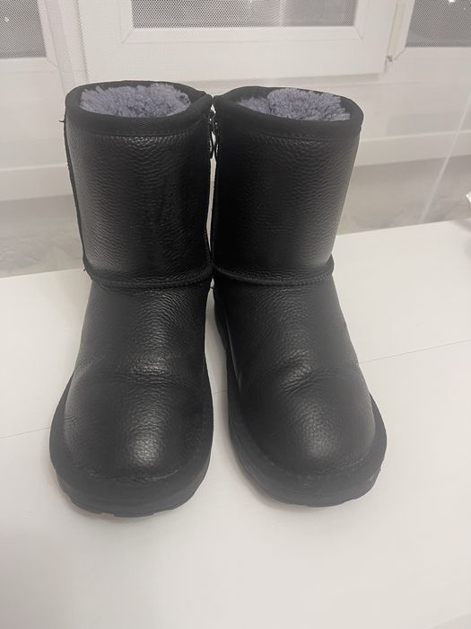 Продаю черные угги полностью натуралка 33 размер