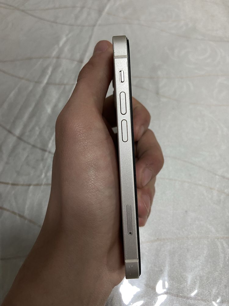 Iphone 12 white.