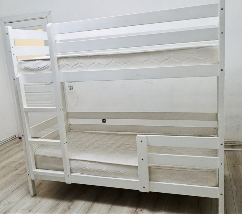 Продаю двухъярусную кровать с матрасами в хорошем состоянинии.