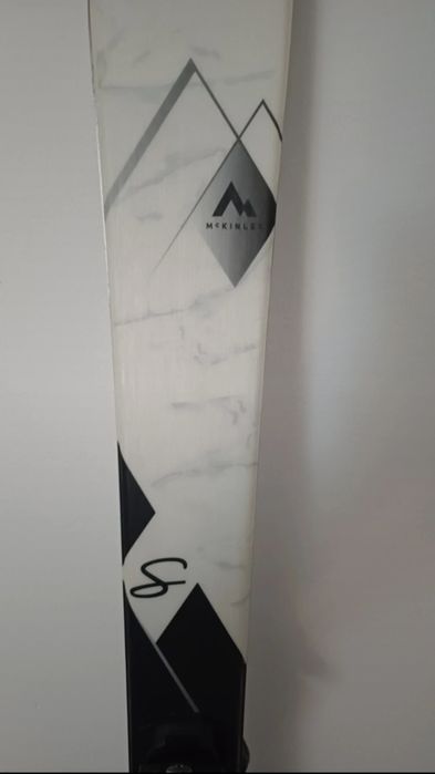 Skiuri purtate 2 sezoane în stare buna