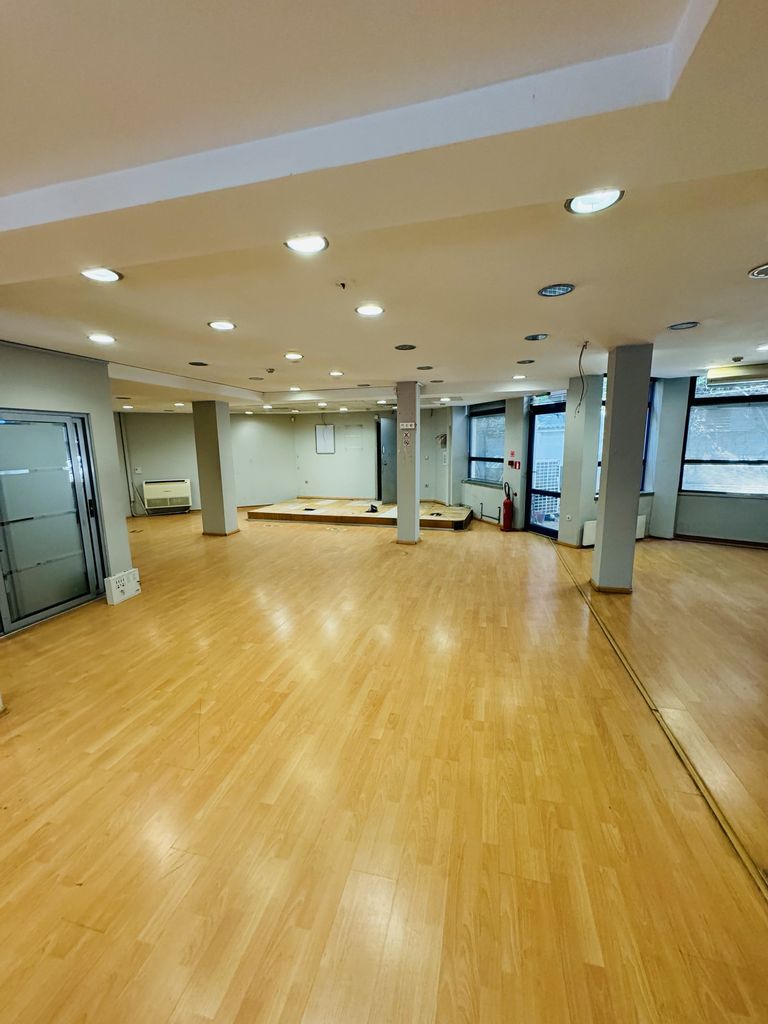 Дава се под наем Магазин в Кюстендил, Център - 220 кв.м за 2193 € - Снимка #3