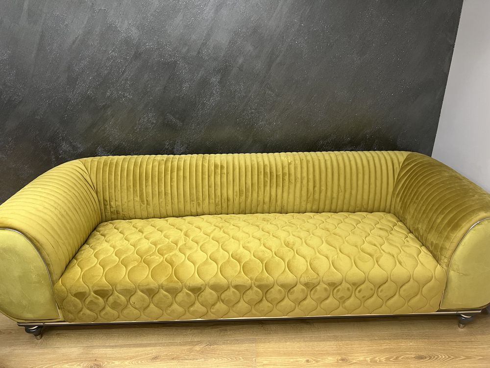 Canapea din catifea si lemn masiv