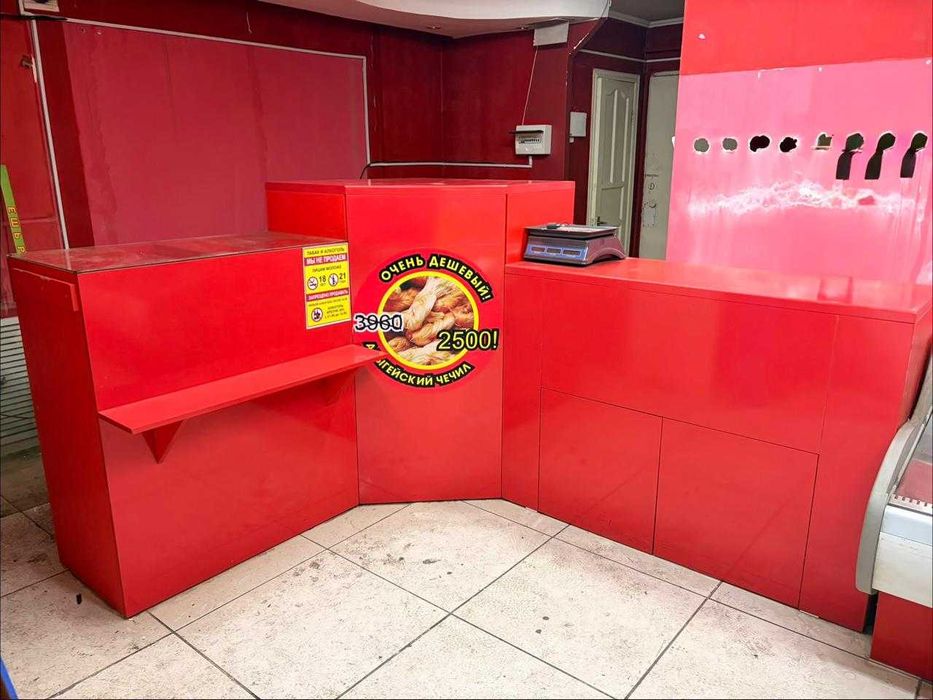 Продам торговый прилавок и навесные полки