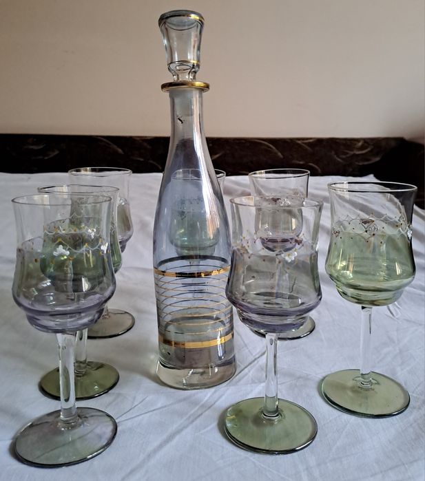 Set elegant de 7 pahare si carafa cu detalii aurii