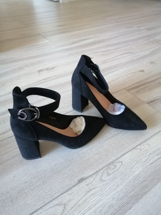 Женские замшевые туфли черного цвета на каблуке