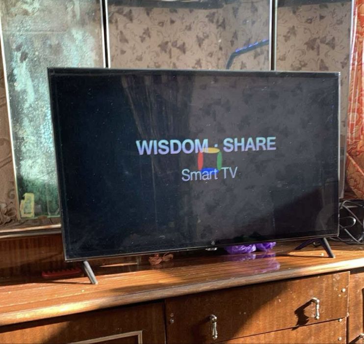 Телевизор A6 SMART Full HD – 43 инча със стойка за стена