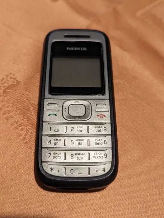 Nokia 1200 + резервен панел