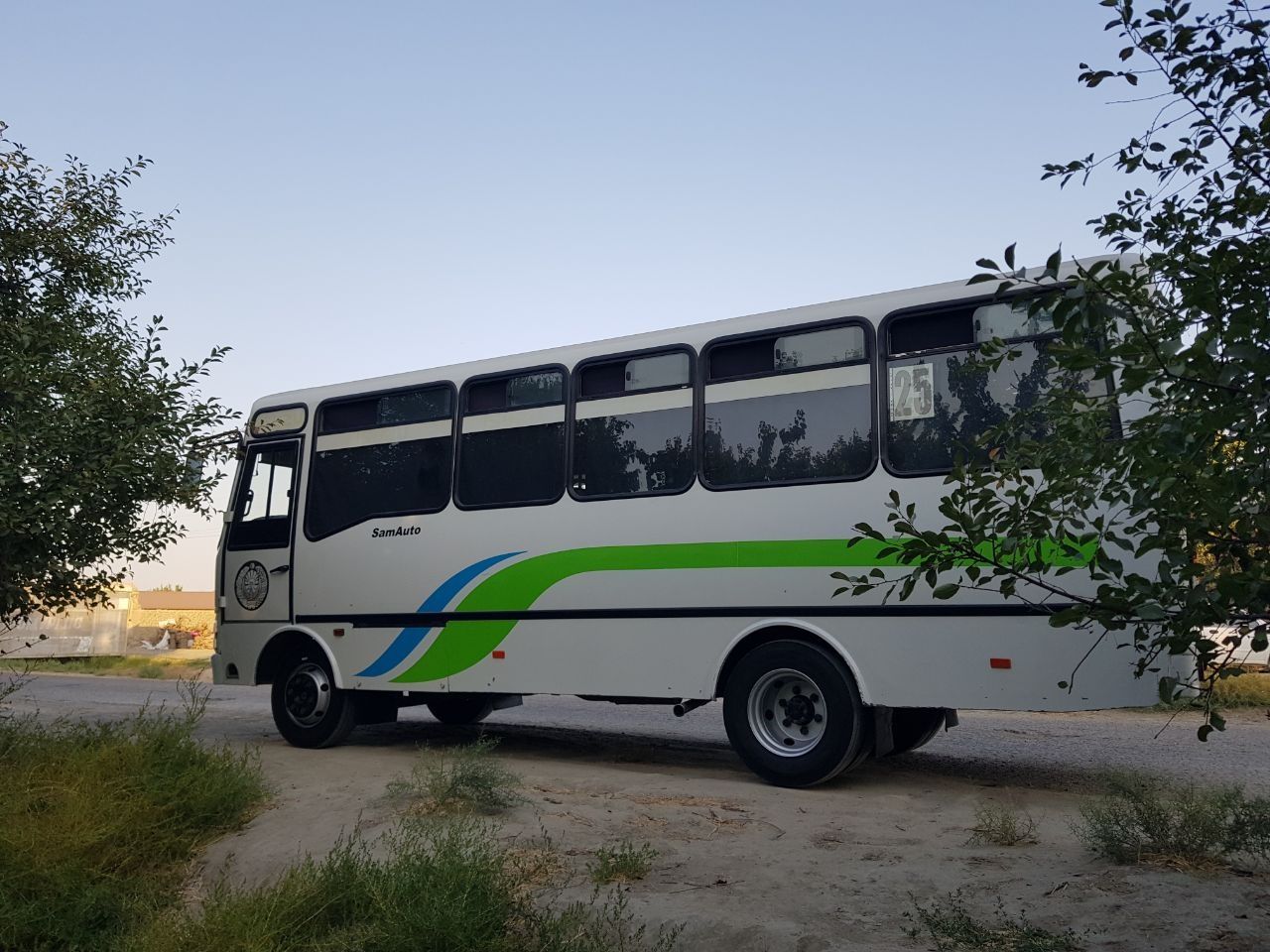 Isuzu avtobus np 37