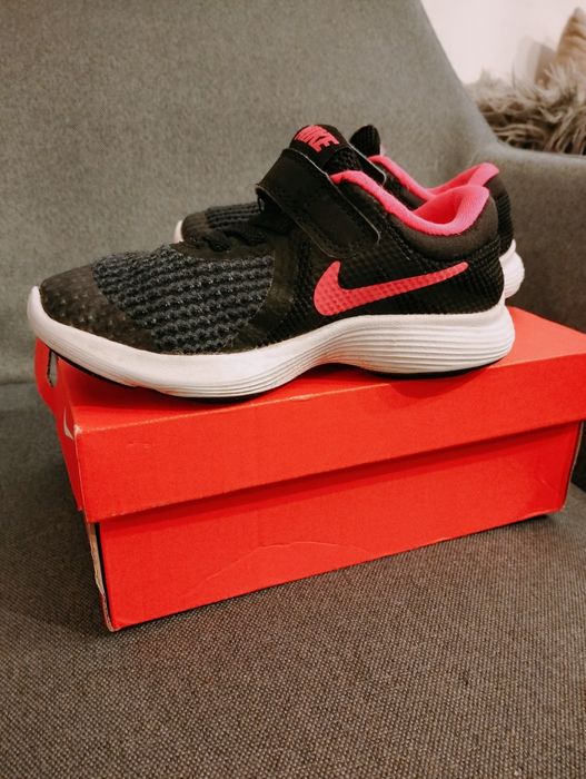 Vând adidași fete, Nike Revolution 4, mărimea 27.5