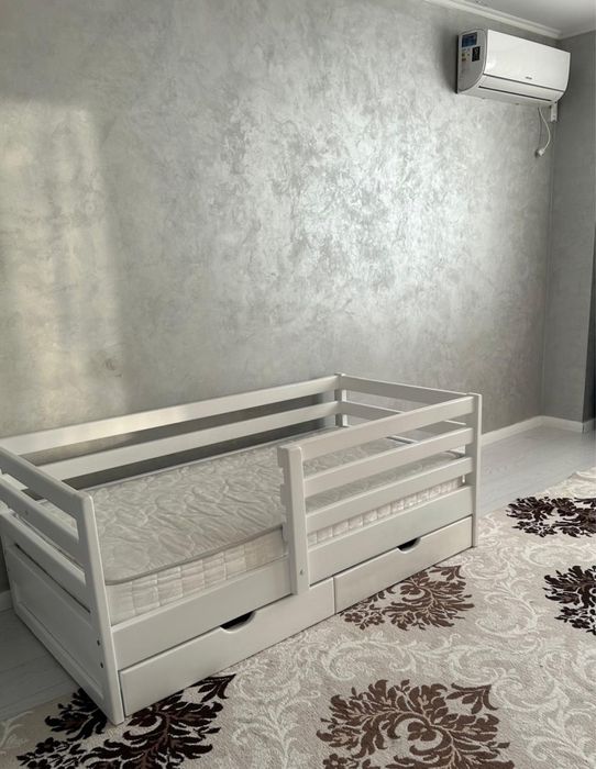 Продам кровать с ортопедическим матрасом (160 см)