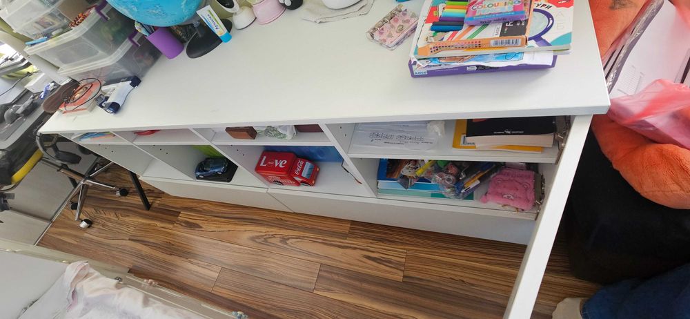 Продавам бял шкаф/скрин