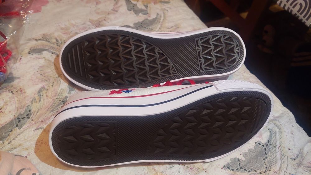 Дамски кецове с ръчно бродирана шевица