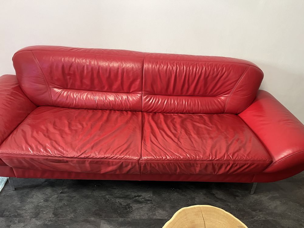 Canapea din piele rosie