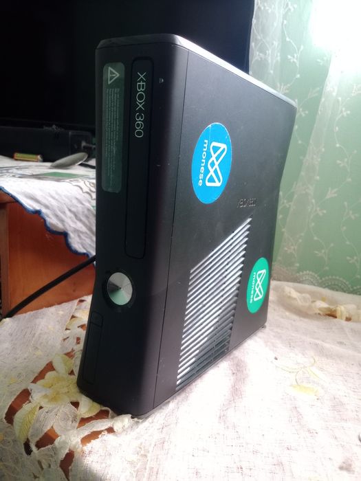 Vând Xbox 360 cu 250 GB