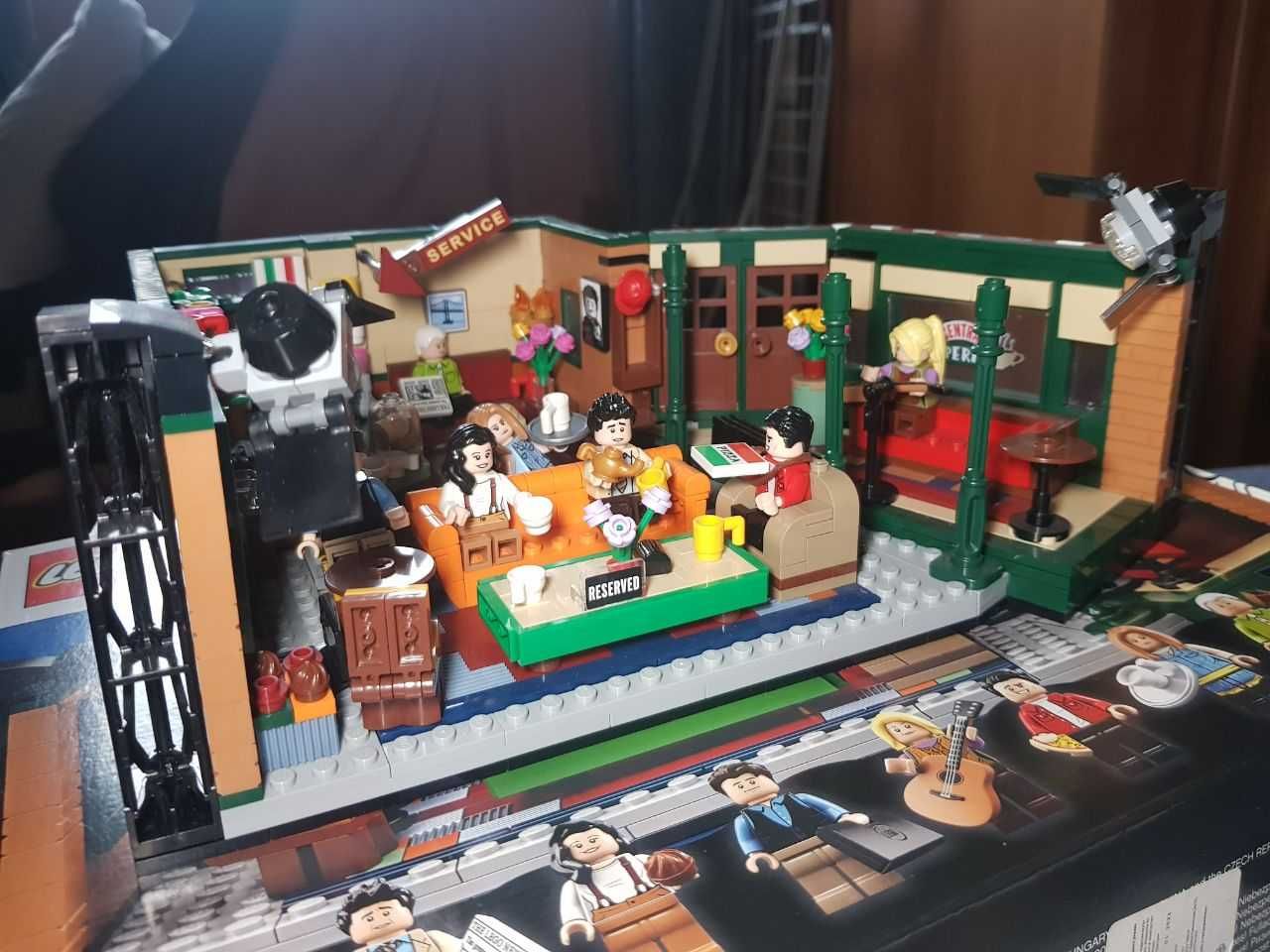LEGO: Центральная кофейня Ideas 21319 ( сериал "Друзья", собрана)