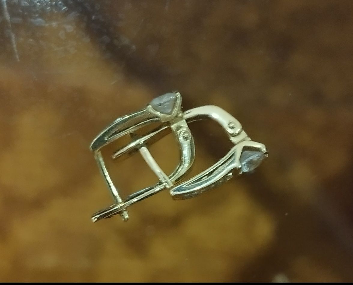 Продам золотые серьги