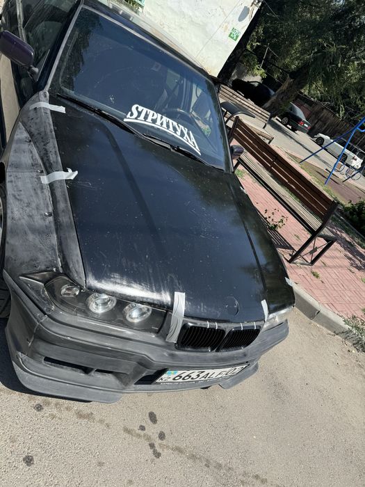 BMW E-36 седан капот