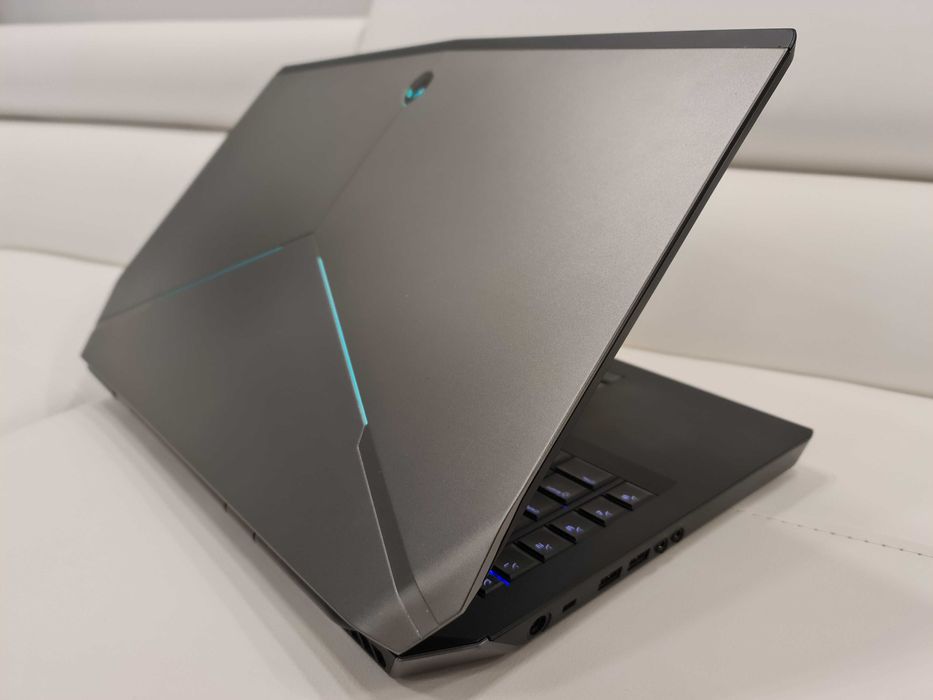 Laptop gaming alienware 17" ,intel core i7-6820hk ,video 8 gb, defect