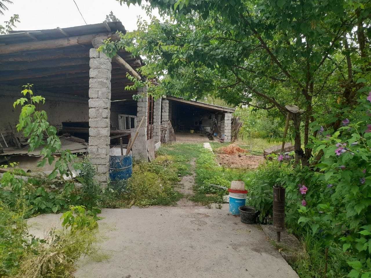Hovli uy sotiladi