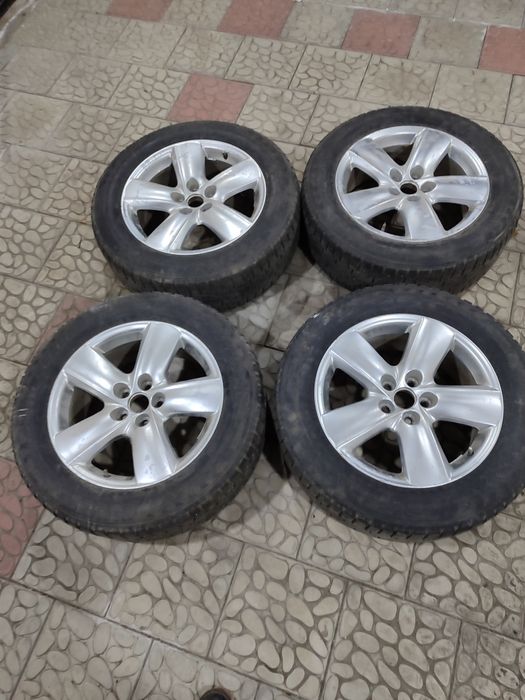 Диски с зимней резиной хакапелита 7. Разболтовка7.5×18 ET49,5235/60r18