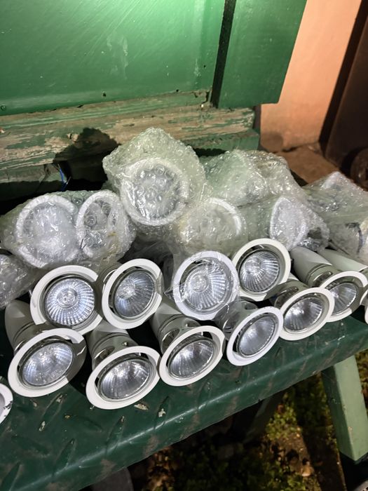 Spot luminos cu bec nefolosit 35 buc