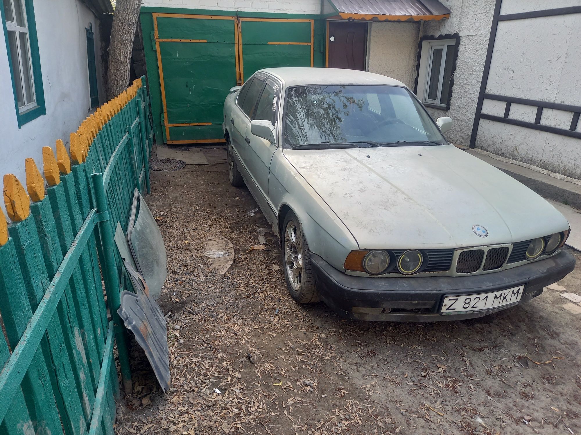 Продам машину BMW 520