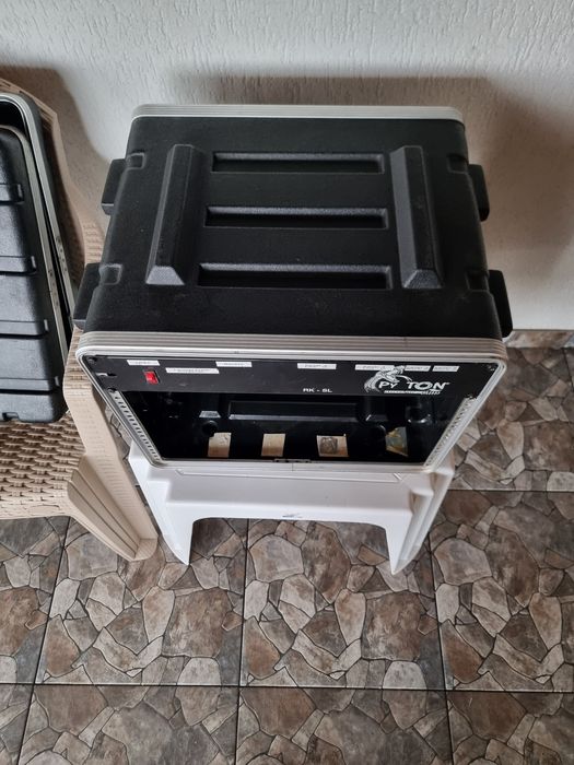 Rack case 8 u cu priza Python pe el 750 de lei