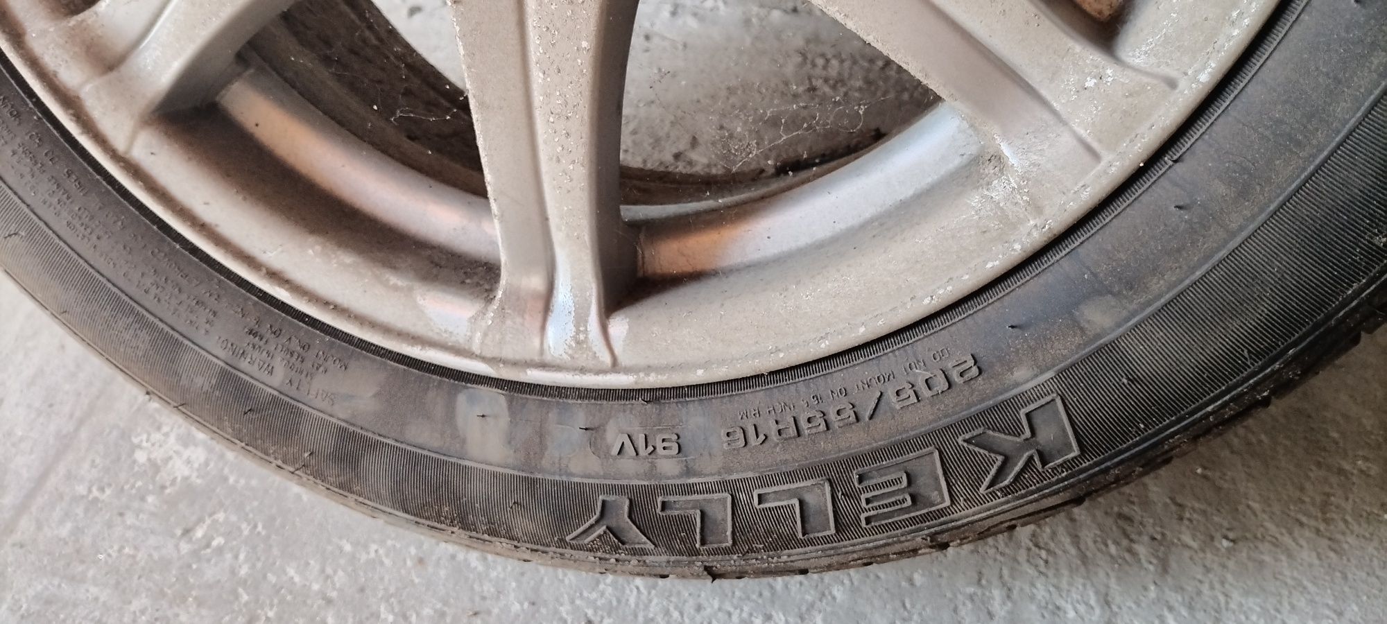 Vând jante aluminiu cu cauciuc