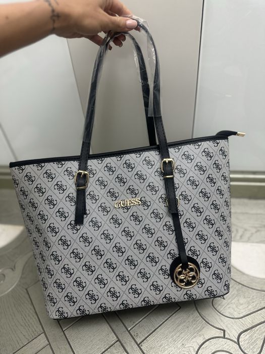 Нови дамски чанти Guess