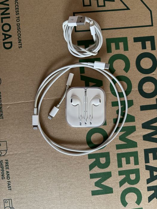 Оригинални кабел и слушалки за iPhone