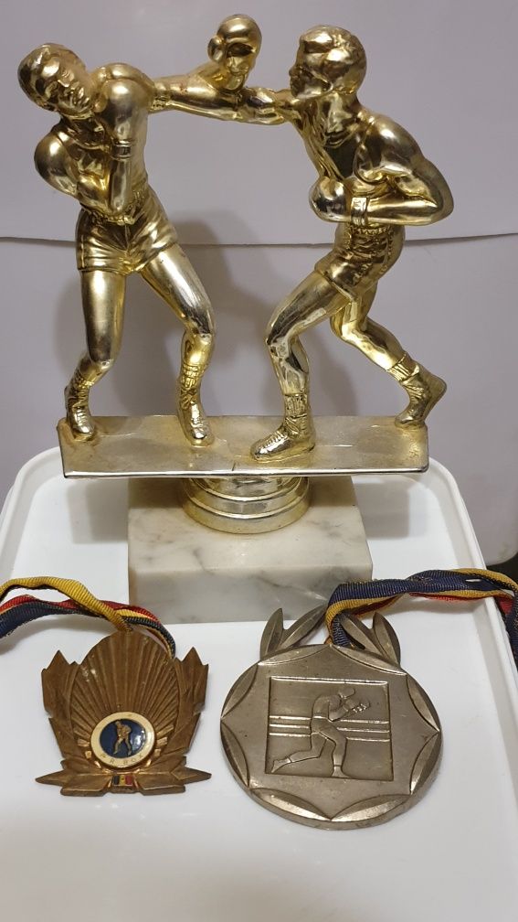 Vad 2 medalii box  1970 si 1974  + statuie