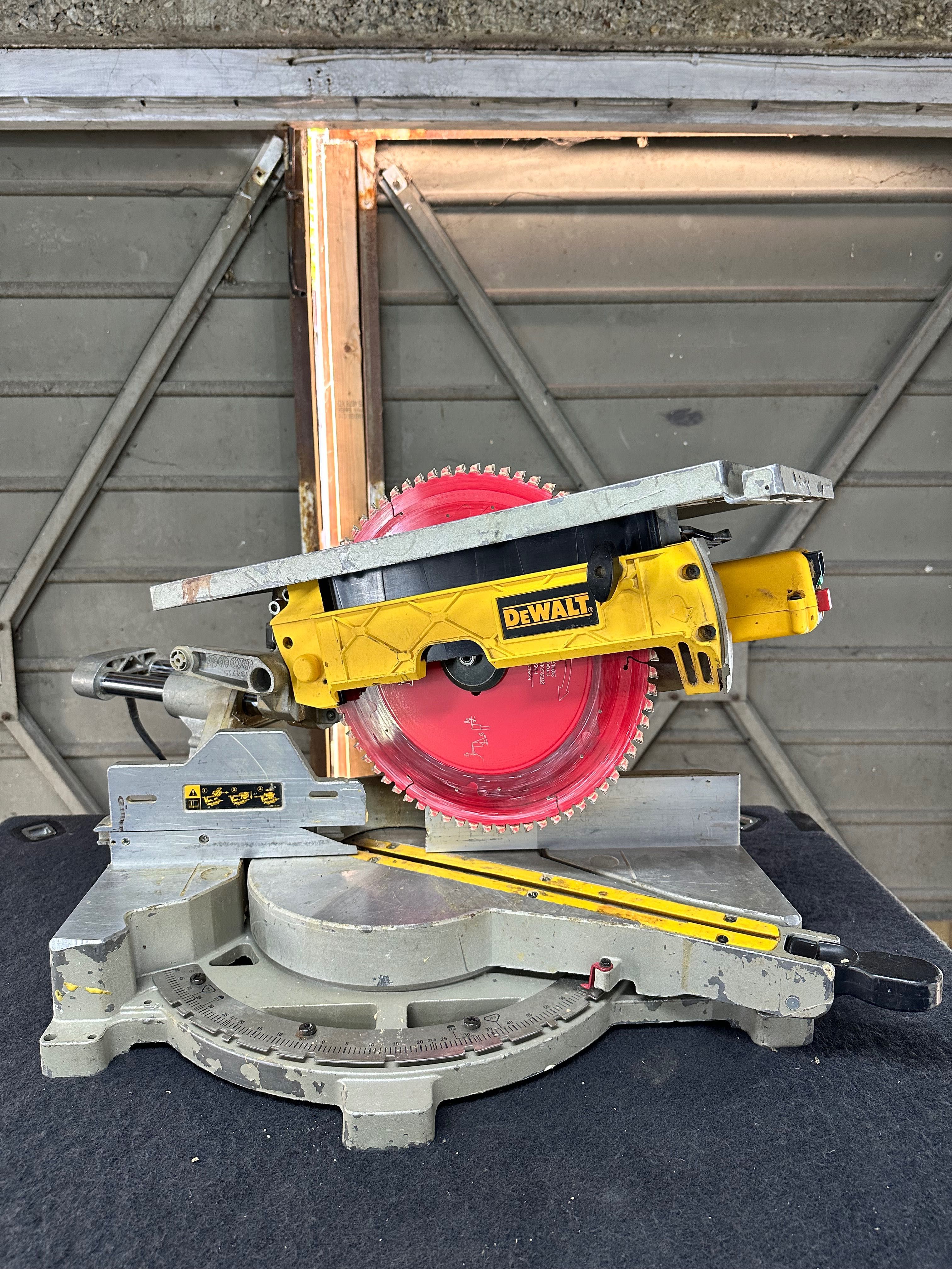 Потапящ циркуляр с герунг DeWALT D27111 305mm
