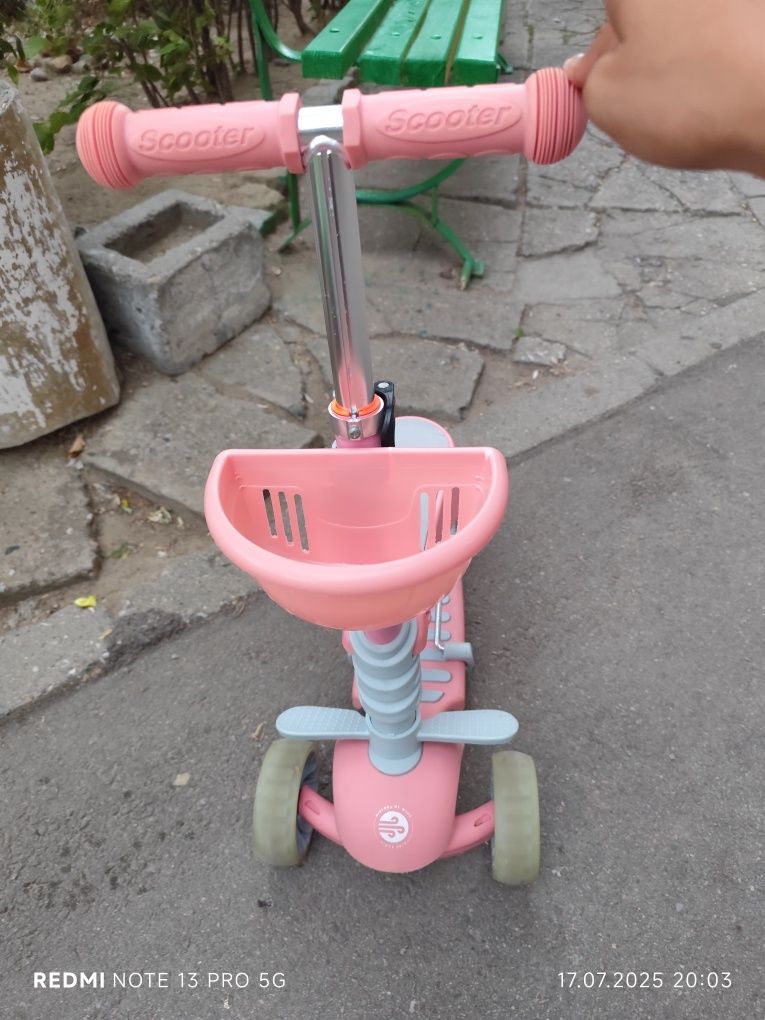 Детска тротинетка с три колела и седалка Makani BonBon 3в1 Pink