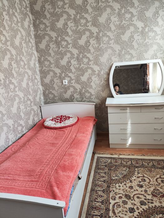 Кровать односпальная и два кресло