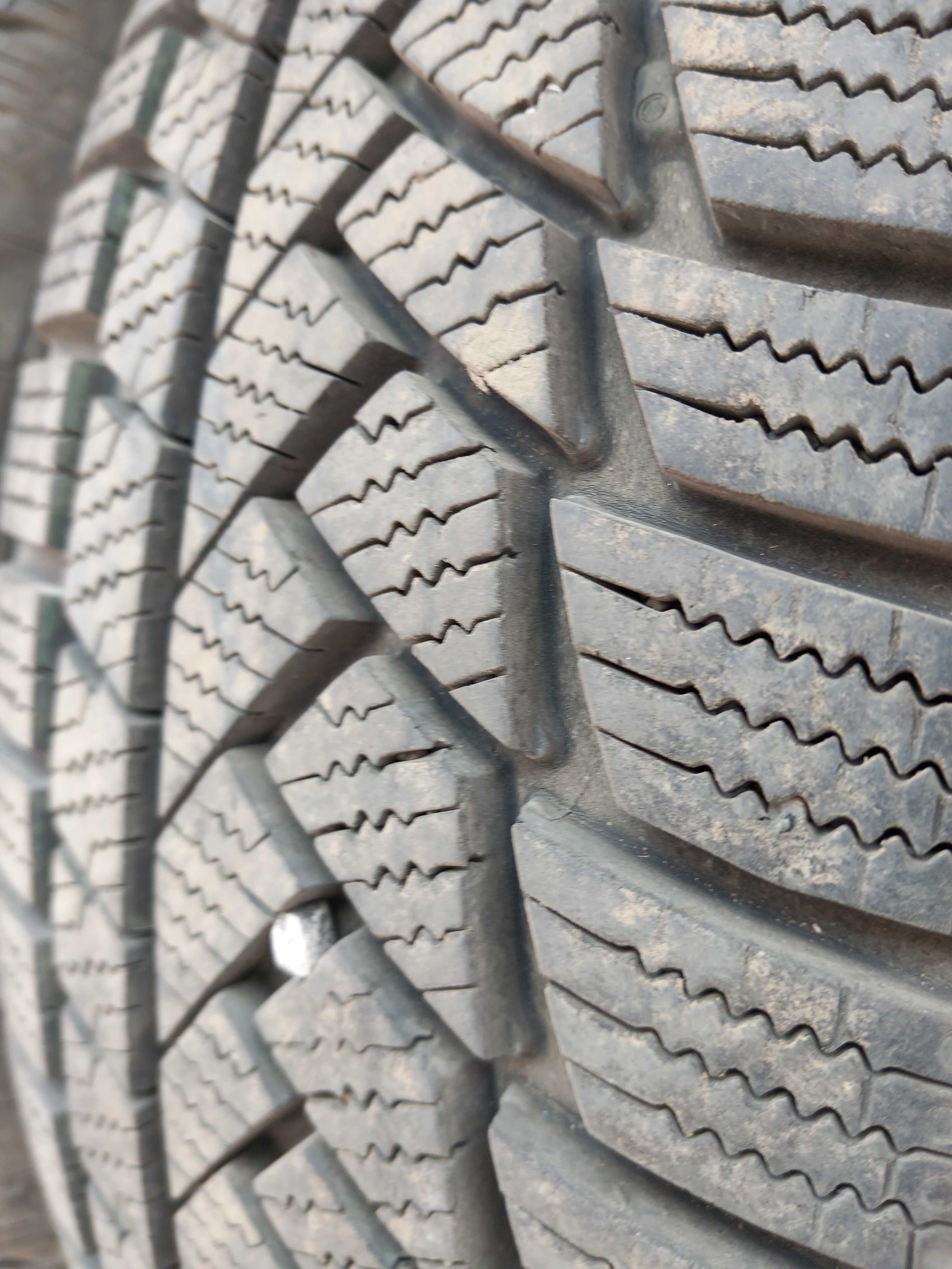 215/65 R16 Continental