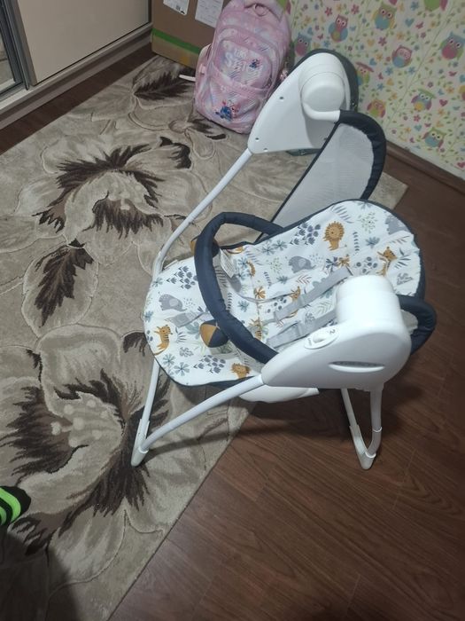 Scaun / balansoar electric pentru bebeluși