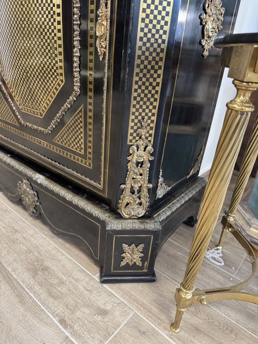 Comodă stil Boulle – intarsii din alamă, blat marmura, elemente bronz