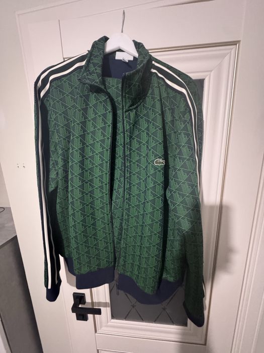 Зеленый костьюм Lacoste.