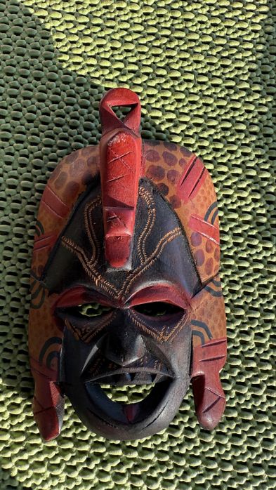 Statuete africane si masti