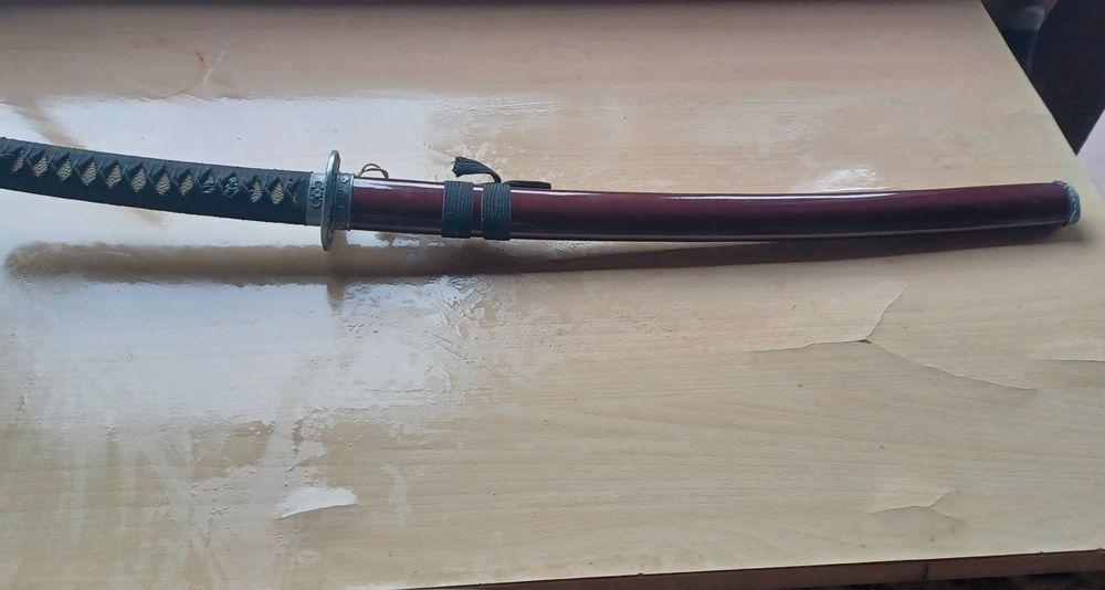 Остър меч катана стомана