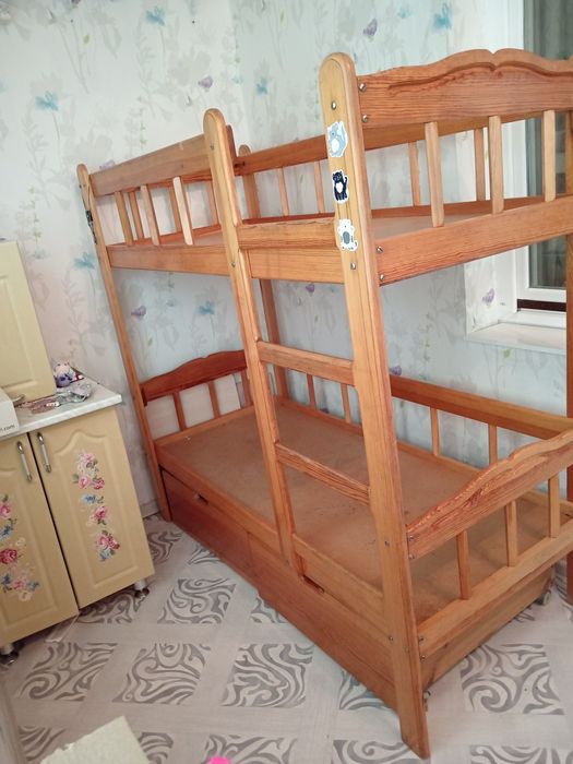 Продам кровать двухярусную деревянную