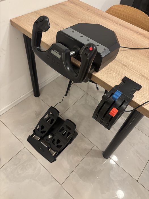 Vând simulator de joc Saitek Pro Flight Yoke si pedale ThrustMaster