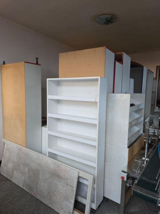 Vand diverse tipuri de mobilier