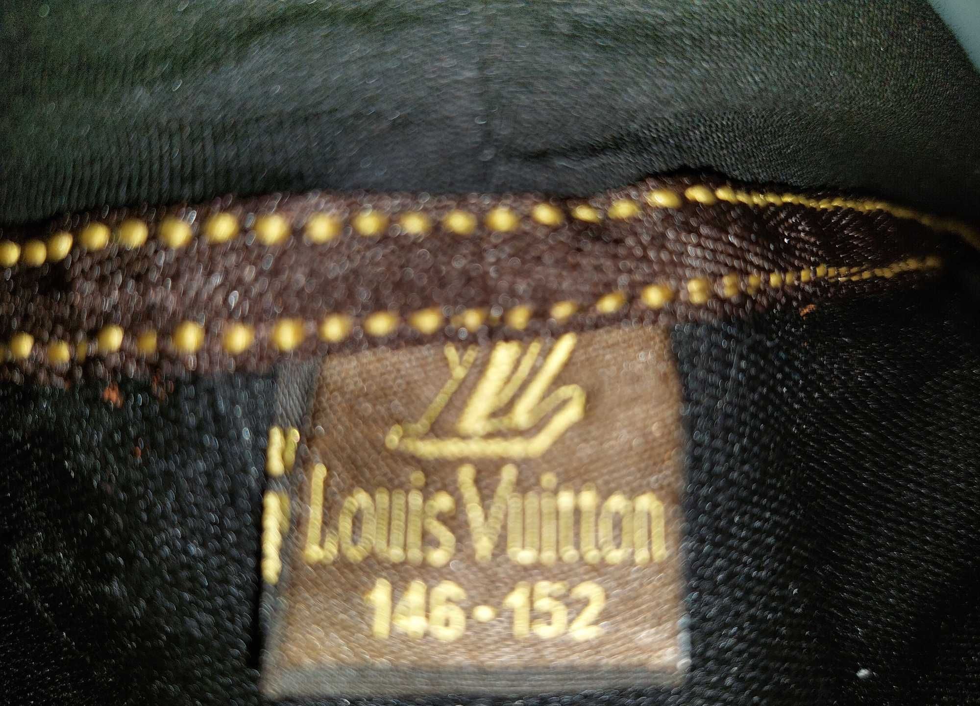 Hanorac Louis Vuitton cu emblemă metalică și fermoare cu brandul LV