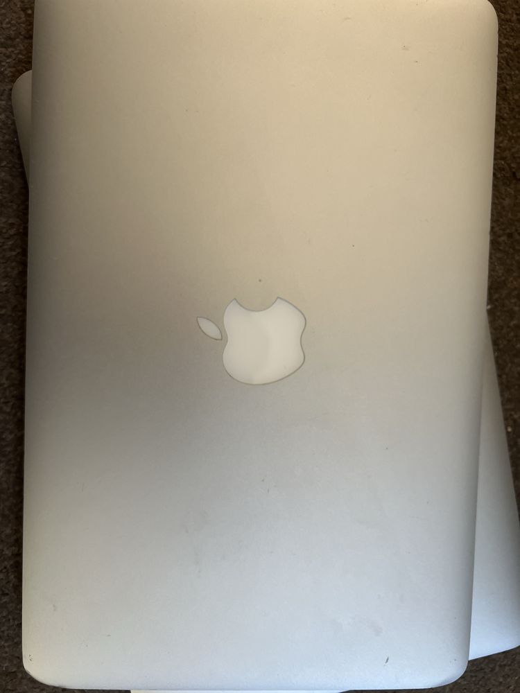 Doua macbook air a1465 de 11,3 inch defecte