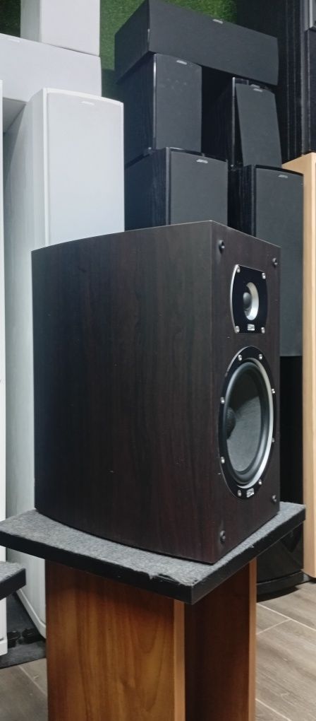 Букшелфи HECO Victa 300