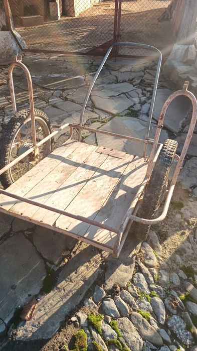 Продавам метална количка на две колела  мотоциклетни