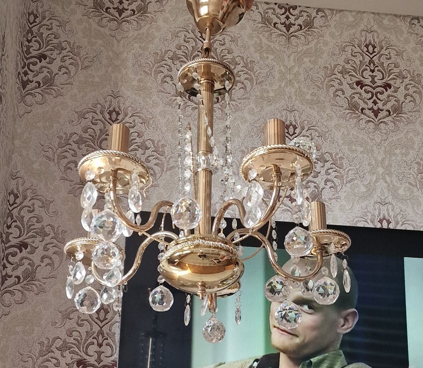 Продаём люстру в
