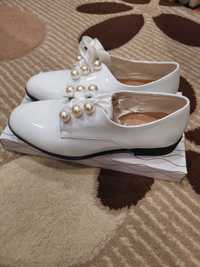 Бели дамски обувки - лак